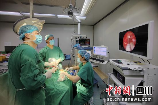 图为手术现场。成都市第六人民医院供图 图为手术现场。成都市第六人民医院供图