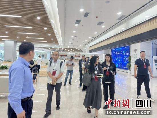 媒体记者走进川渝高竹新区税费征管服务中心采访。王爵摄 媒体记者走进川渝高竹新区税费征管服务中心采访。王爵摄