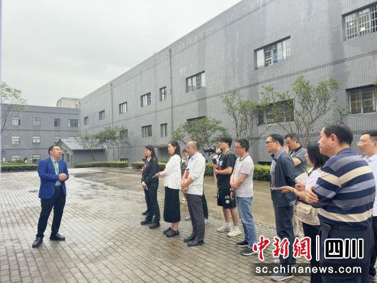 媒体记者在位于广安国家经济技术开发区的利尔化学产业园采访。王爵摄 媒体记者在位于广安国家经济技术开发区的利尔化学产业园采访。王爵摄