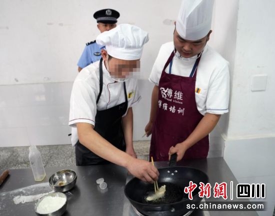 中式烹调技师涂超(右)指导未成年犯学习烹饪技艺。记者安源 摄 中式烹调技师涂超(右)指导未成年犯学习烹饪技艺。记者安源 摄