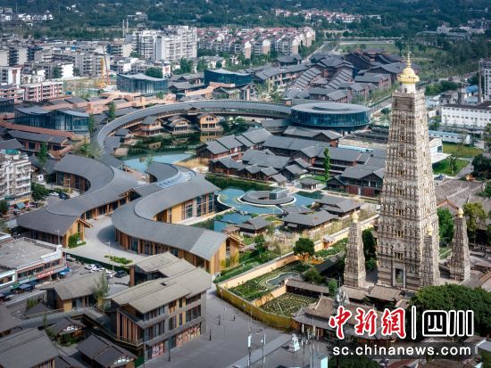 街区航拍实景。(“百里一·龙兴集”人文景区式商业街区 供图) 街区航拍实景。(“百里一·龙兴集”人文景区式商业街区 供图)