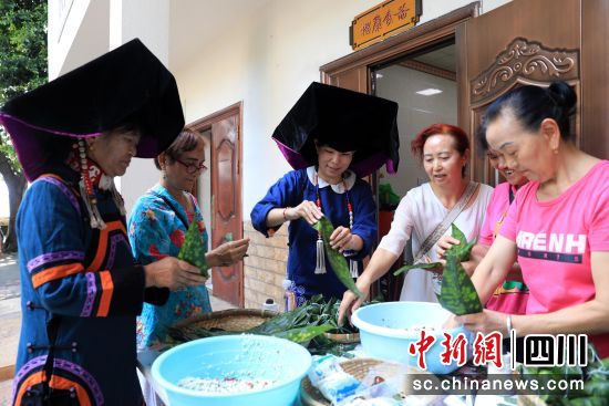 路南社区居民在端午节一起包粽子。 王磊 摄 路南社区居民在端午节一起包粽子。 王磊 摄