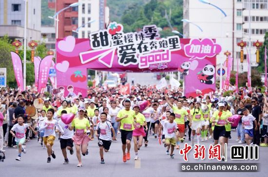 1314甜蜜跑浪漫开跑。汶川县委宣传部供图 1314甜蜜跑浪漫开跑。汶川县委宣传部供图