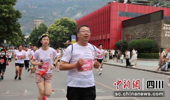 1314甜蜜跑浪漫开跑。汶川县委宣传部供图 1314甜蜜跑浪漫开跑。汶川县委宣传部供图