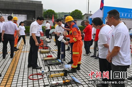 救援装备展示区吸引了不少企业职工等现场了解。记者 刘忠俊 摄 救援装备展示区吸引了不少企业职工等现场了解。记者 刘忠俊 摄