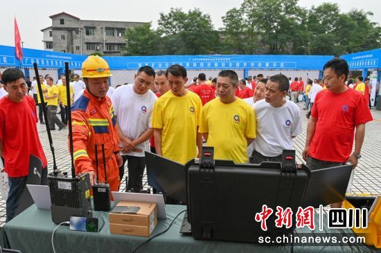 先进救援装备吸引矿山工人们关注。记者 刘忠俊 摄 先进救援装备吸引矿山工人们关注。记者 刘忠俊 摄