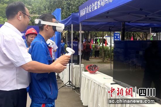 工人在工作人员指导下佩戴VR眼镜学习应急避险和自救互救方法。记者 刘忠俊 摄 工人在工作人员指导下佩戴VR眼镜学习应急避险和自救互救方法。记者 刘忠俊 摄
