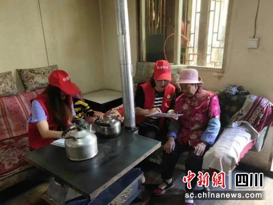 入户联系走访暖民心。松潘县委宣传部供图 入户联系走访暖民心。松潘县委宣传部供图