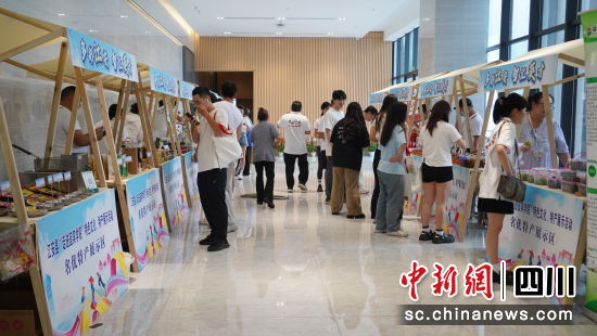 活动现场设江安特产展示区。江安县融媒体中心供图 活动现场设江安特产展示区。江安县融媒体中心供图
