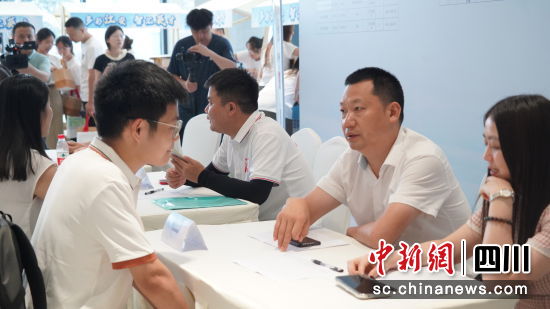 双选会现场。江安县融媒体中心供图 双选会现场。江安县融媒体中心供图
