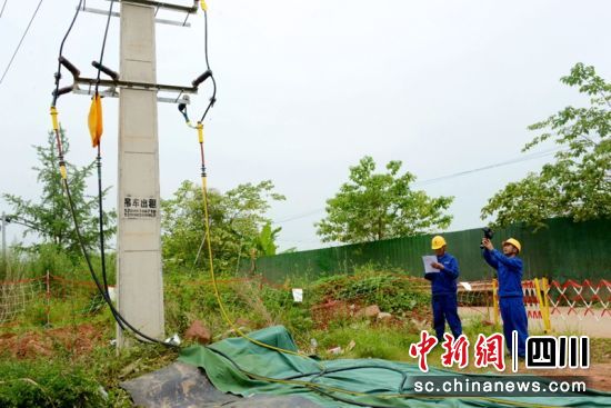 保电现场工作人员正在输电线路开展巡视。李红燕 摄 保电现场工作人员正在输电线路开展巡视。李红燕 摄