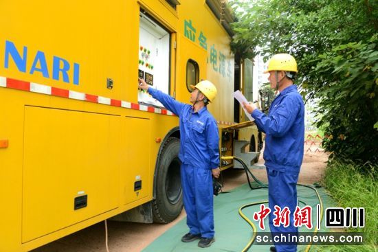 工作人员对中压发电车进行安全检查。李红燕 摄 工作人员对中压发电车进行安全检查。李红燕 摄