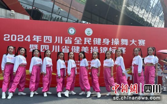 比赛合影留念。富顺融媒 供图 比赛合影留念。富顺融媒 供图