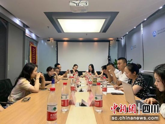 交流会现场。达古冰川风景名胜区管理局供图 交流会现场。达古冰川风景名胜区管理局供图