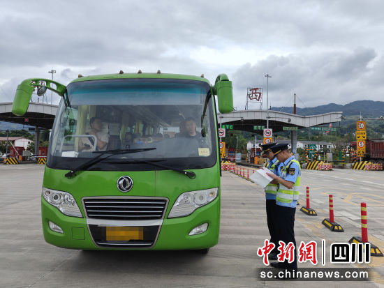 执法人员正在G42沪蓉高速公路邻水西收费站开展执法检查。受访者供图 执法人员正在G42沪蓉高速公路邻水西收费站开展执法检查。受访者供图