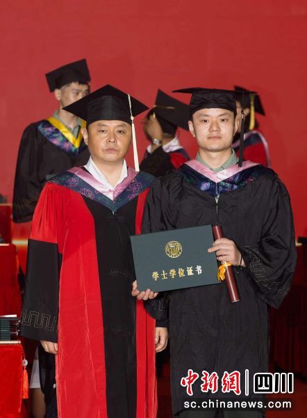 成都师范学院党委书记杜伟为退伍毕业生授位。成都师范学院供图 成都师范学院党委书记杜伟为退伍毕业生授位。成都师范学院供图