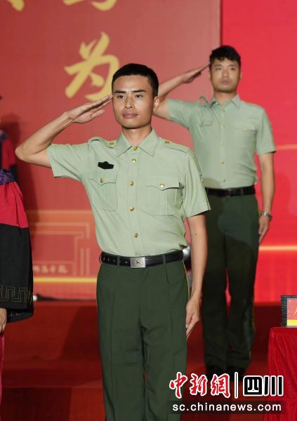 退伍毕业生向老师及同窗敬礼。成都师范学院供图 退伍毕业生向老师及同窗敬礼。成都师范学院供图