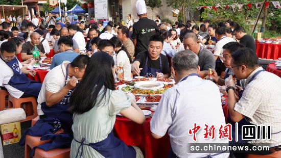 龙虾美食文化周游客爆满。江安县融媒体中心供图 龙虾美食文化周游客爆满。江安县融媒体中心供图