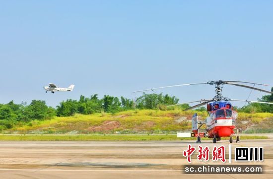 无人机和有人机融合运行。贡井融媒 供图 无人机和有人机融合运行。贡井融媒 供图