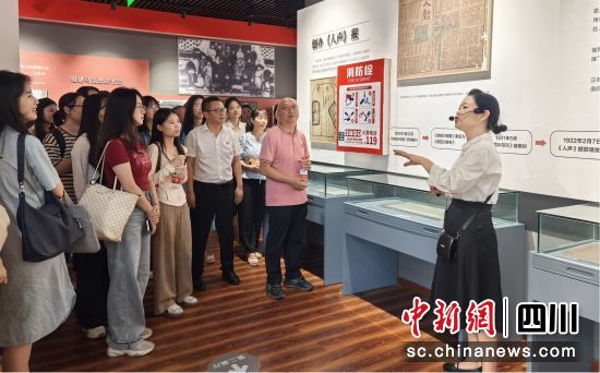绵阳城市学院的老师们参观王右木纪念馆。 绵阳城市学院供图 绵阳城市学院的老师们参观王右木纪念馆。 绵阳城市学院供图