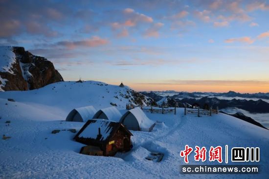 图为达古冰川风光。达古冰川风景名胜区管理局供图 图为达古冰川风光。达古冰川风景名胜区管理局供图