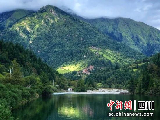 图为达古冰川泽娜措风光。达古冰川风景名胜区管理局供图 图为达古冰川泽娜措风光。达古冰川风景名胜区管理局供图