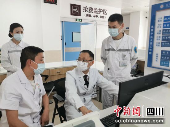 带教查房。汶川县委宣传部供图 带教查房。汶川县委宣传部供图