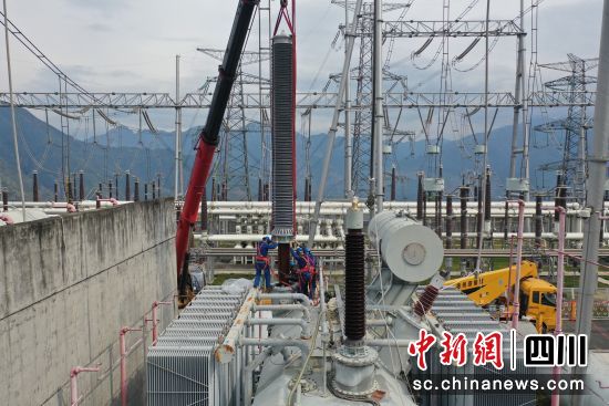 国网四川超高压公司员工正在更换抗震防爆型套管。陈兴旺 摄 国网四川超高压公司员工正在更换抗震防爆型套管。陈兴旺 摄