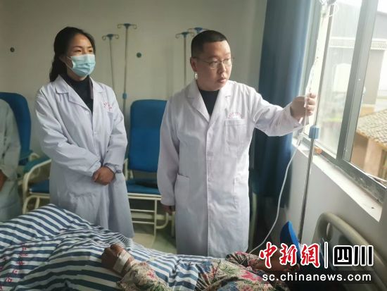 黄苛在凉山州喜德县开展医疗援助工作。 什邡市中医医院供图 黄苛在凉山州喜德县开展医疗援助工作。 什邡市中医医院供图