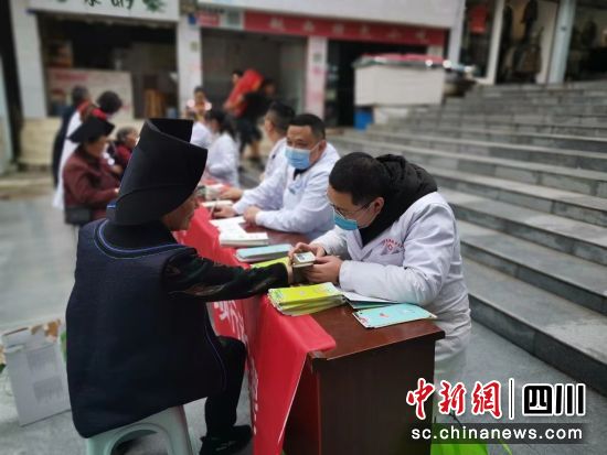 黄苛在凉山州喜德县开展医疗援助工作。 什邡市中医医院供图 黄苛在凉山州喜德县开展医疗援助工作。 什邡市中医医院供图