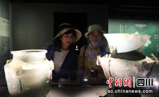 7月1日,海外华文媒体代表观看展出的商代后期青铜尊。当日,“行走中国·2024海外华文媒体高层川渝行”在四川成都启动。来自美国、加拿大、巴西等19个国家的24家主流华文媒体走进位于四川省广汉市的三星堆博物馆,感受古蜀文明的魅力。记者 王磊 摄 7月1日,海外华文媒体代表观看展出的商代后期青铜尊。当日,“行走中国·2024海外华文媒体高层川渝行”在四川成都启动。来自美国、加拿大、巴西等19个国家的24家主流华文媒体走进位于四川省广汉市的三星堆博物馆,感受古蜀文明的魅力。记者 王磊 摄