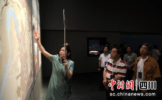 7月1日,三星堆博物馆工作人员为海外华文媒体代表讲解三星堆古城结构布局图。记者 王磊 摄 7月1日,三星堆博物馆工作人员为海外华文媒体代表讲解三星堆古城结构布局图。记者 王磊 摄
