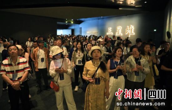 7月1日,海外华文媒体代表在三星堆博物馆参观。记者 王磊 摄 7月1日,海外华文媒体代表在三星堆博物馆参观。记者 王磊 摄