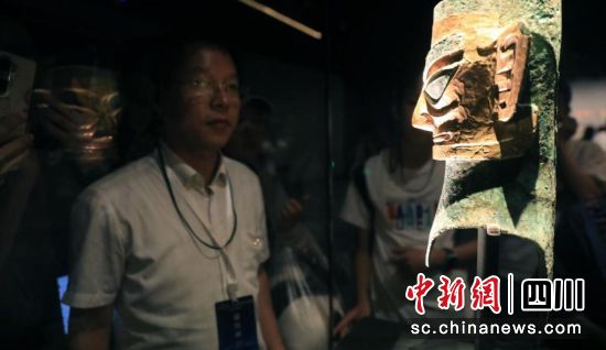 7月1日,一位海外华文媒体代表观看展出的黄金面具。记者 王磊 摄 7月1日,一位海外华文媒体代表观看展出的黄金面具。记者 王磊 摄