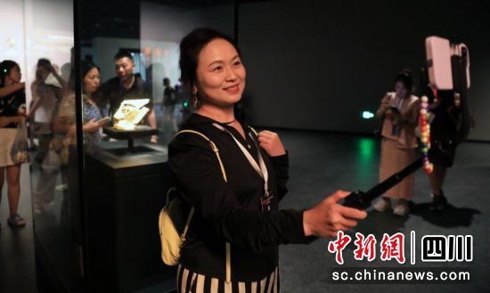 7月1日,一位海外华文媒体代表在三星堆博物馆展厅自拍。记者 王磊 摄 7月1日,一位海外华文媒体代表在三星堆博物馆展厅自拍。记者 王磊 摄