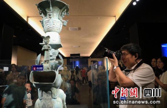 7月1日,一位海外华文媒体代表拍摄展出的骑兽顶尊人像(研究性复原)。记者 王磊 摄 7月1日,一位海外华文媒体代表拍摄展出的骑兽顶尊人像(研究性复原)。记者 王磊 摄