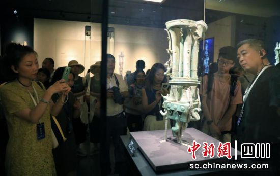 7月1日,海外华文媒体代表观看展出的商代后期青铜神坛顶部。记者 王磊 摄 7月1日,海外华文媒体代表观看展出的商代后期青铜神坛顶部。记者 王磊 摄