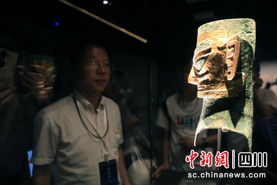 7月1日,海外华文媒体代表在成都金沙遗址博物馆参观拍摄。 记者 王磊 摄 7月1日,海外华文媒体代表在成都金沙遗址博物馆参观拍摄。 记者 王磊 摄