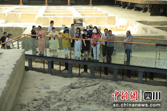 7月1日,一位海外华文媒体代表在三星堆博物馆拍摄展出的骑兽顶尊人像(研究性复原)。 记者 王磊 摄 7月1日,一位海外华文媒体代表在三星堆博物馆拍摄展出的骑兽顶尊人像(研究性复原)。 记者 王磊 摄