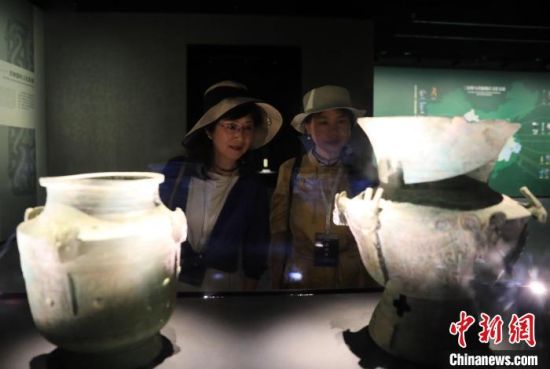 7月1日,海外华文媒体走进成都金沙遗址博物馆和三星堆博物馆。记者 王磊 摄 7月1日,海外华文媒体走进成都金沙遗址博物馆和三星堆博物馆。记者 王磊 摄