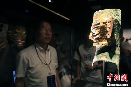 7月1日,海外华文媒体走进成都金沙遗址博物馆和三星堆博物馆。记者 王磊 摄 7月1日,海外华文媒体走进成都金沙遗址博物馆和三星堆博物馆。记者 王磊 摄