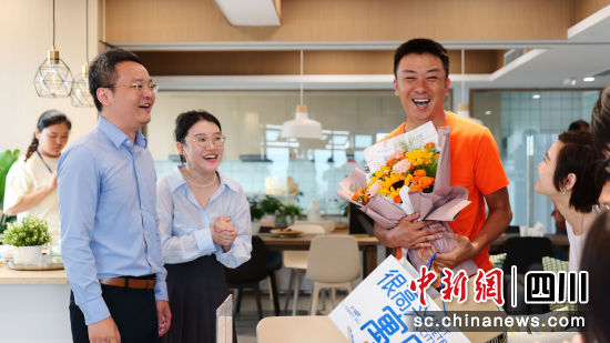 双凤桥1店的首位签约租客。轨道城市供图 双凤桥1店的首位签约租客。轨道城市供图