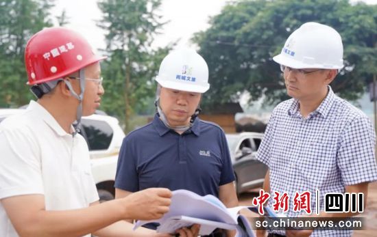 督导调研现场。雨城融媒 供图 督导调研现场。雨城融媒 供图