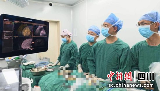 正在治疗现场。杜居洁 摄 正在治疗现场。杜居洁 摄