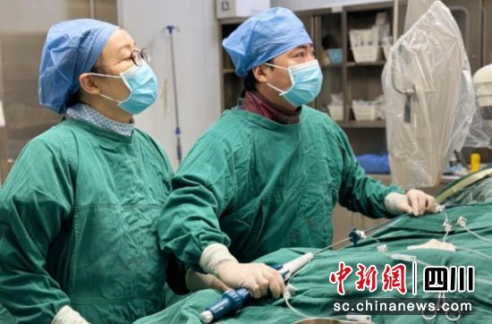 仪式正在进行手术现场。曹溢摄 仪式正在进行手术现场。曹溢摄