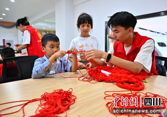 孩子们在暑托班制作“中国结”。潘帅 摄 孩子们在暑托班制作“中国结”。潘帅 摄