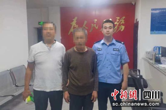 绵阳市公安局科技城新区分局助八旬走失老人回家。 绵阳市公安局科技城新区分局供图 绵阳市公安局科技城新区分局助八旬走失老人回家。 绵阳市公安局科技城新区分局供图