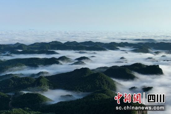避暑胜地曾家山的早晨云雾缭绕美如画。苗志勇 摄 避暑胜地曾家山的早晨云雾缭绕美如画。苗志勇 摄