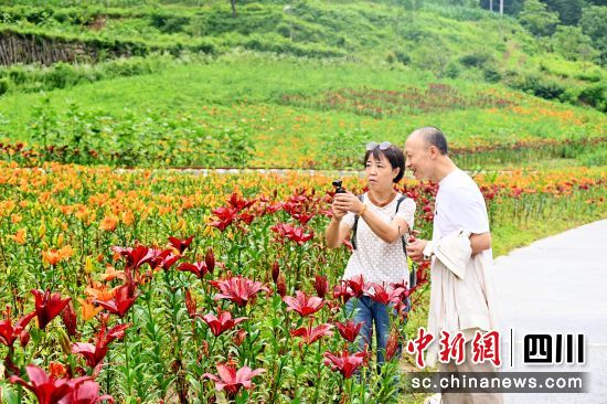 曾家山新景点“吊滩河”美如世外桃园,吸引众多游客。刘旭 摄 曾家山新景点“吊滩河”美如世外桃园,吸引众多游客。刘旭 摄