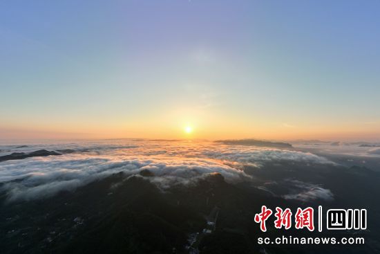 曾家山日出云海盛景。(无人机照片)苗志勇 摄 曾家山日出云海盛景。(无人机照片)苗志勇 摄
